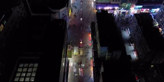 青岛城市夜间照明著名步行街高空俯视图4k中国