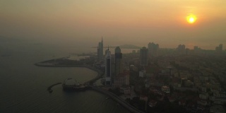 日落时分青岛市著名的海滩湾现代海宫鸟瞰4k中国