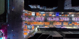 青岛城市夜间照明著名步行街十字路口高空俯视图4k中国
