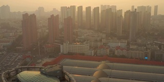 青岛城市景观日落时间交通街道航拍全景4k中国