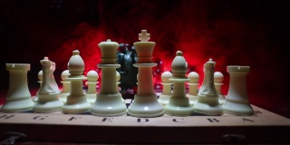 国际象棋棋类游戏的概念策略在Covid - 19全球大流行。棋盘上有雾和背光的大型冠状病毒微型模型。创意艺术品装饰。有选择性的重点