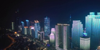 夜间照明展示青岛市区著名的4k中国航拍全景