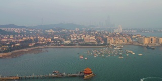 日落时分青岛著名海滩湾宝塔拥挤码头航拍4k中国全景