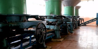 在茶厂用老式研磨机研磨茶叶