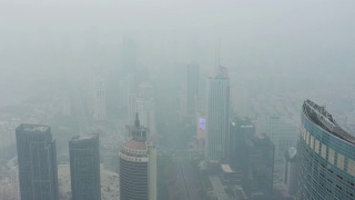 白天的雾霾青岛市区交通街道道路航拍全景4k中国视频素材模板下载