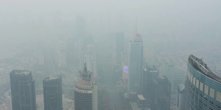 白天的雾霾青岛市区交通街道道路航拍全景4k中国