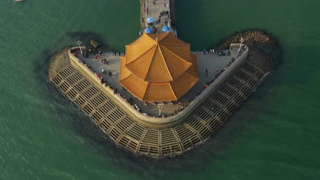 日落时分青岛市著名的海滩湾宝塔码头架空俯视4k中国全景