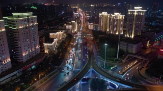 青岛城市夜光繁忙交通街道航拍全景4k中国视频素材模板下载