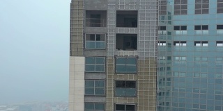 青岛市区白天雾霾市区废弃摩天大楼空中全景4k中国