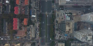 白天时间雾霾青岛市区市区交通街道空中俯视图4k中国