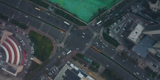 白天时间雾霾青岛市区市区交通街道空中俯视图4k中国