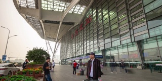 南京市白天时间主要火车站前入口广场拥挤的时间全景4k中国