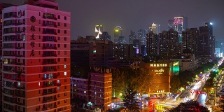 夜晚照亮南京市中心交通街道屋顶，延时全景4k中国