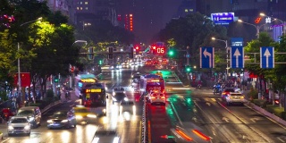 南京市中心夜光交通、街道、人行天桥的延时全景4k中国