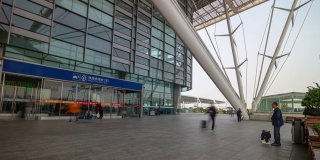 南京白天时间主要火车站前门拥挤，延时全景4k中国