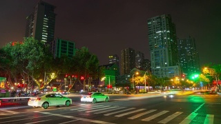 夜光照亮了南京市中心交通十字路口，时光流逝的4k中国全景视频素材模板下载
