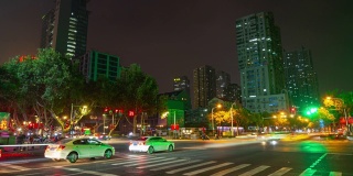 夜光照亮了南京市中心交通十字路口，时光流逝的4k中国全景