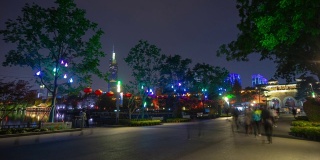 夜晚的时间照亮了南京城墙著名的湖滨公园广场，延时全景4k中国