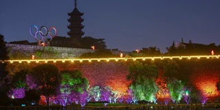 夜晚的时间照亮了南京城墙，著名的湖滨公园，著名的宝塔，时光流逝的全景，4k中国