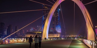夜晚的时间照亮了南京著名的步行街眼桥，著名的塔，时光的全景，4k中国