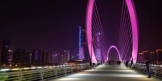 夜晚的时间照亮了南京著名的步行街眼桥，著名的塔，时光的全景，4k中国