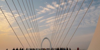 日落天空南京著名的滨江步行街眼桥，时光流逝的全景4k中国
