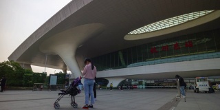 夏日杭州城火车站拥挤的广场延时全景4k中国