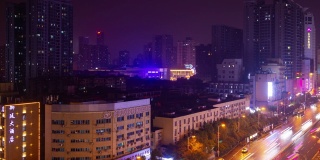 长沙城市景观夜景时间照明繁忙的交通，街道屋顶时间推移全景4k中国