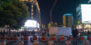 夜光照亮杭州市著名的湖区步行街，步行街全景，时光流逝4k中国