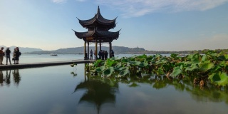杭州城阳光明媚的夏日著名的湖湾宝塔码头全景，时光流逝4k中国