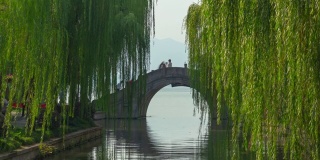 杭州城市阳光明媚的夏日著名的湖拥挤的桥全景，时光流逝4k中国