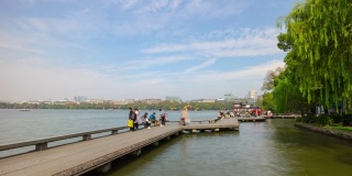 杭州城市阳光明媚的夏日著名的湖湾拥挤的码头全景，时光流逝4k中国