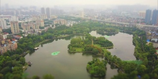 雾天武汉城市景观湖泊空中全景4k倾斜移位中国