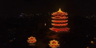 夜间照明武汉市著名的黄鹤寺鸟瞰图4k倾斜移位中国