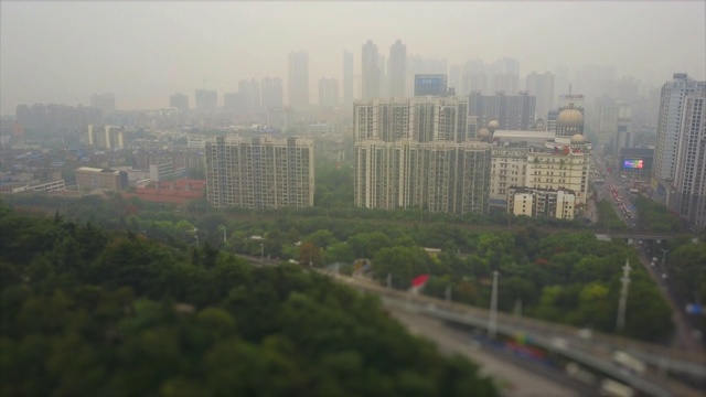 白天雾霾武汉市空中公园全景4k倾斜移位中国