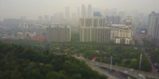 白天雾霾武汉市空中公园全景4k倾斜移位中国
