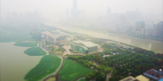 雾天武汉城市景观湖泊空中全景4k倾斜移位中国