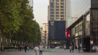 晚上的时间南京市区拥挤的购物人行道全景时间间隔4k中国视频素材模板下载