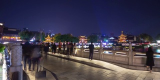 南京城夜景时间著名的拥挤老城河滨桥时光全景4k中国
