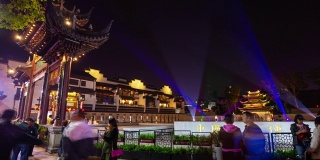 夜景照明南京古城，著名的寺庙拥挤的广场，时光流逝的全景4k中国