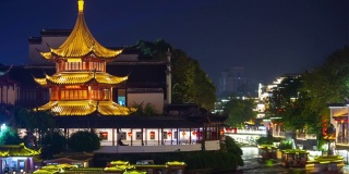夜景照亮了著名的南京古城滨江交通宝塔全景，时光流逝了4k中国