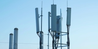 5G通信塔位于建筑顶部