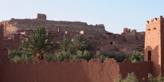 摩洛哥阿特拉斯山脉的瓦尔扎扎特附近的Ait Ben Haddou的粘土房子。位于撒哈拉沙漠和马拉喀什之间的古城堡。