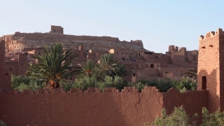 摩洛哥阿特拉斯山脉的瓦尔扎扎特附近的Ait Ben Haddou的粘土房子。位于撒哈拉沙漠和马拉喀什之间的古城堡。视频素材模板下载