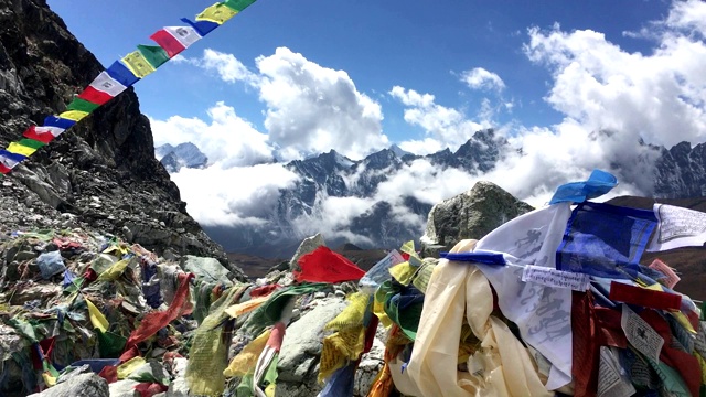 在喜马拉雅山脉的Cho La pass山顶(5420米)上的镜头视频。卓拉山口有令人惊叹的喜马拉雅山景色，并与喜马拉雅的自然美景面对面。