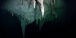 在墨西哥尤卡坦盆地的水下洞穴潜水。