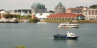 从新加坡维沃市购物中心可以看到圣淘沙岛的船只