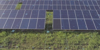 鸟瞰图的太阳能电池板农场与图形。无人机飞过太阳能电池板场。太阳能农场的HUD图形。可再生绿色替代能源