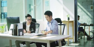 两个亚洲企业家在办公室里讨论生意