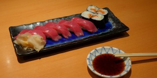 美味的日本料理，金枪鱼寿司配三文鱼卷小盘